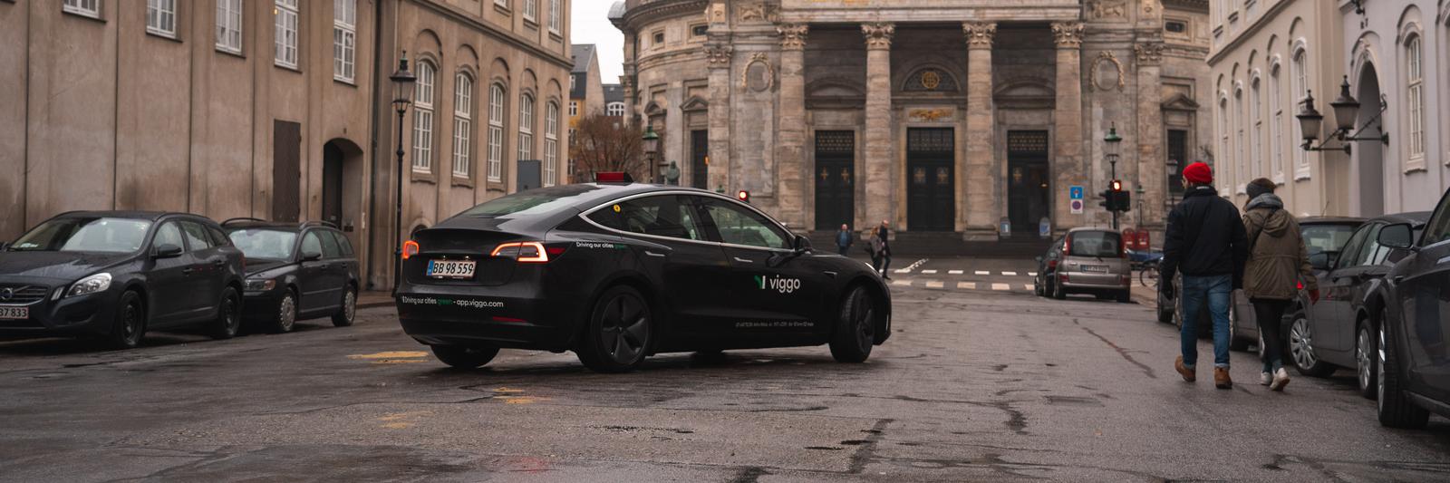 Viggo taxa kører ved Marmorkirken i København